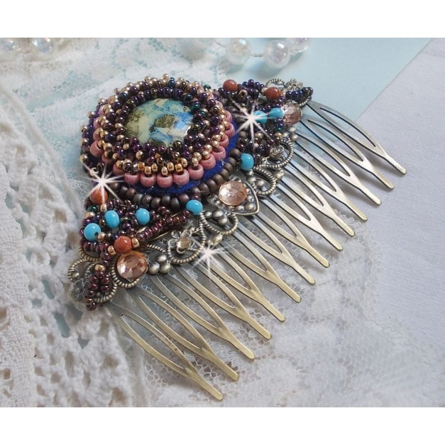 Bonjour Paris Haarkam geborduurd met een hars cabochon, edelstenen (Gold Stone of Sun Stone), ronde kralen en rocailles.
