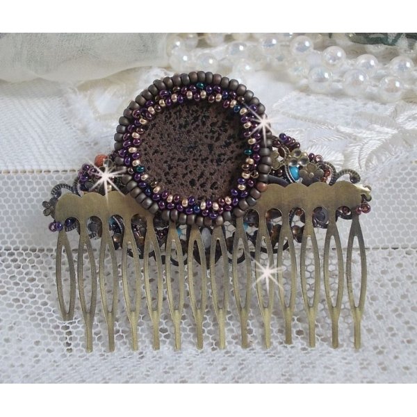 Bonjour Paris Haarkam geborduurd met een hars cabochon, edelstenen (Gold Stone of Sun Stone), ronde kralen en rocailles.