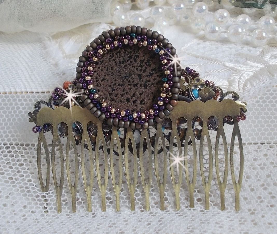 Bonjour Paris Haarkam geborduurd met een hars cabochon, edelstenen (Gold Stone of Sun Stone), ronde kralen en rocailles.