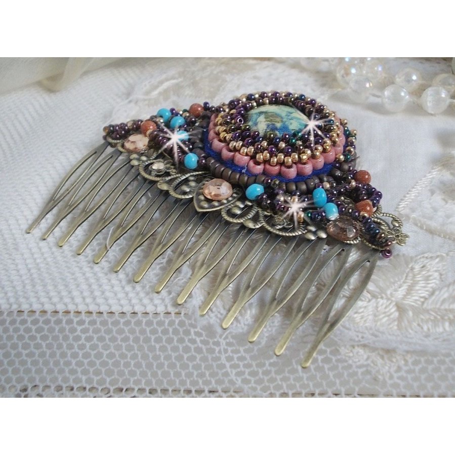 Bonjour Paris Haarkam geborduurd met een hars cabochon, edelstenen (Gold Stone of Sun Stone), ronde kralen en rocailles.