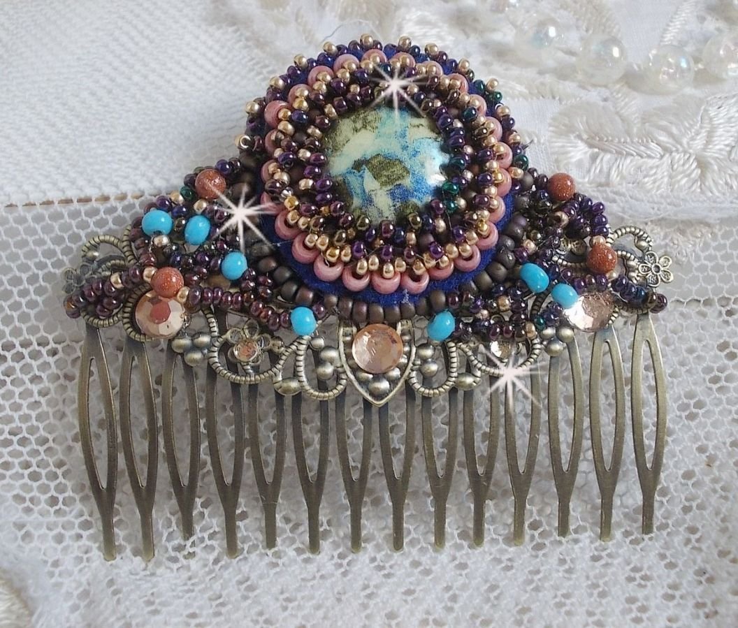 Bonjour Paris Haarkam geborduurd met een hars cabochon, edelstenen (Gold Stone of Sun Stone), ronde kralen en rocailles.