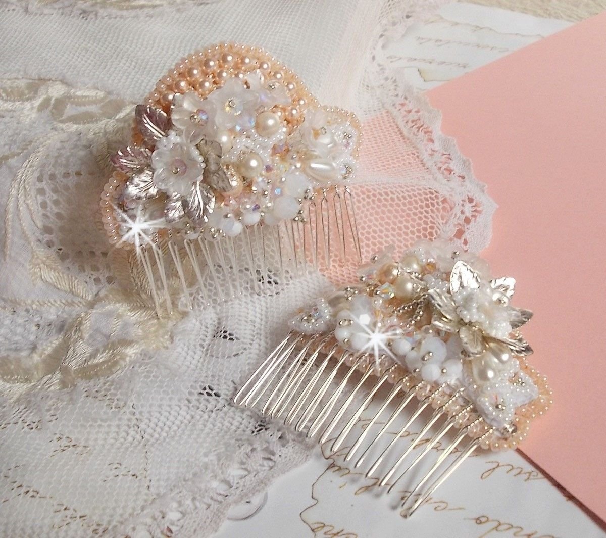 Bouquet d'un Jour haarkam (set van 2) geborduurd met kristallen, witte Lucite bloemen, zilveren bladbedels, diverse kralen en rocailles