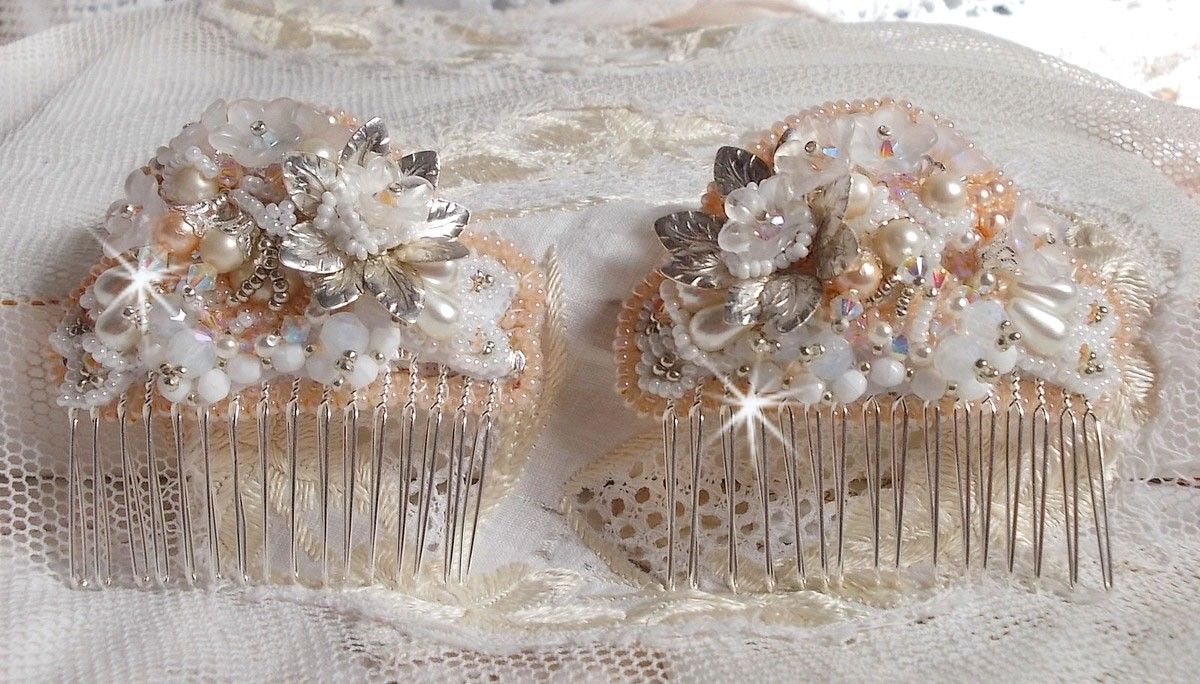 Bouquet d'un Jour haarkam (set van 2) geborduurd met kristallen, witte Lucite bloemen, zilveren bladbedels, diverse kralen en rocailles