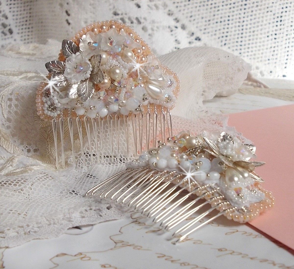 Bouquet d'un Jour haarkam (set van 2) geborduurd met kristallen, witte Lucite bloemen, zilveren bladbedels, diverse kralen en rocailles
