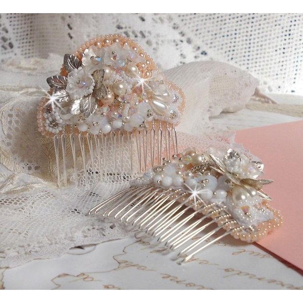 Bouquet d'un Jour haarkam (set van 2) geborduurd met kristallen, witte Lucite bloemen, zilveren bladbedels, diverse kralen en rocailles
