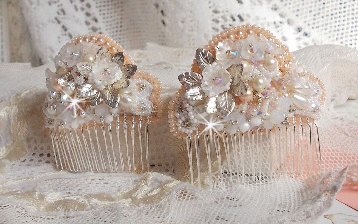 Bouquet d'un Jour haarkam (set van 2) geborduurd met kristallen, witte Lucite bloemen, zilveren bladbedels, diverse kralen en rocailles