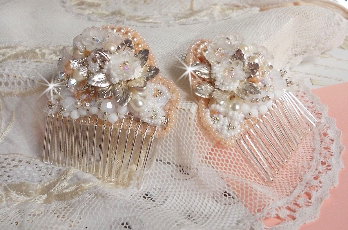 Bouquet d'un Jour haarkam (set van 2) geborduurd met kristallen, witte Lucite bloemen, zilveren bladbedels, diverse kralen en rocailles