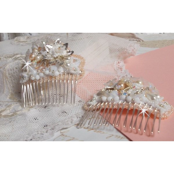 Bouquet d'un Jour haarkam (set van 2) geborduurd met kristallen, witte Lucite bloemen, zilveren bladbedels, diverse kralen en rocailles
