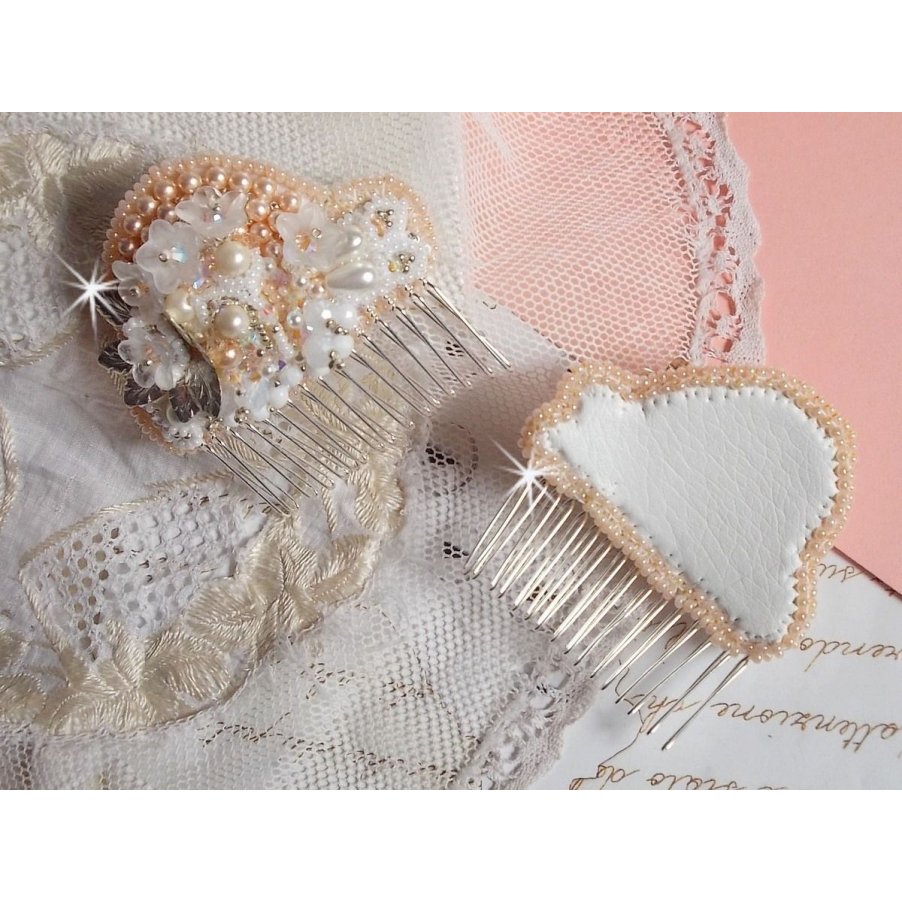 Bouquet d'un Jour haarkam (set van 2) geborduurd met kristallen, witte Lucite bloemen, zilveren bladbedels, diverse kralen en rocailles