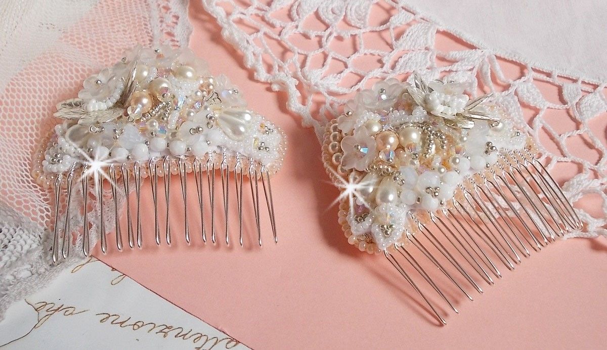 Bouquet d'un Jour haarkam (set van 2) geborduurd met kristallen, witte Lucite bloemen, zilveren bladbedels, diverse kralen en rocailles