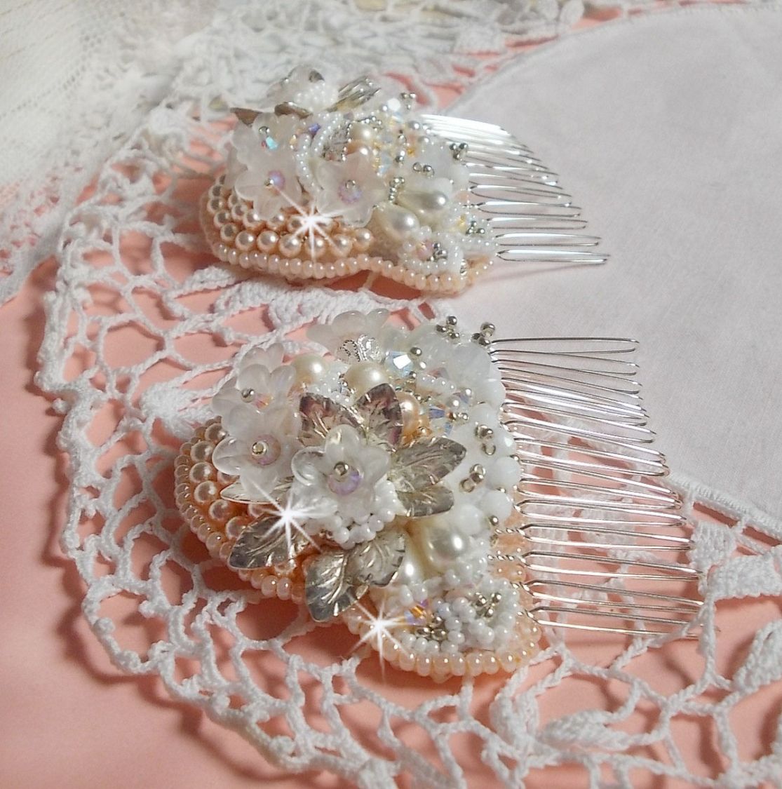 Bouquet d'un Jour haarkam (set van 2) geborduurd met kristallen, witte Lucite bloemen, zilveren bladbedels, diverse kralen en rocailles