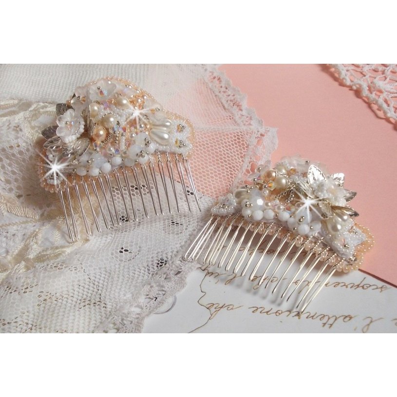 Bouquet d'un Jour haarkam (set van 2) geborduurd met kristallen, witte Lucite bloemen, zilveren bladbedels, diverse kralen en rocailles