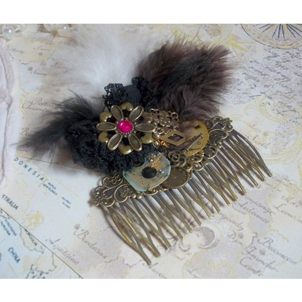 Curiosity Time haarkam gemaakt met zwart kant, diverse accessoires, gouden, zilveren en bronzen bedels met zwarte, bruine en witte veren.