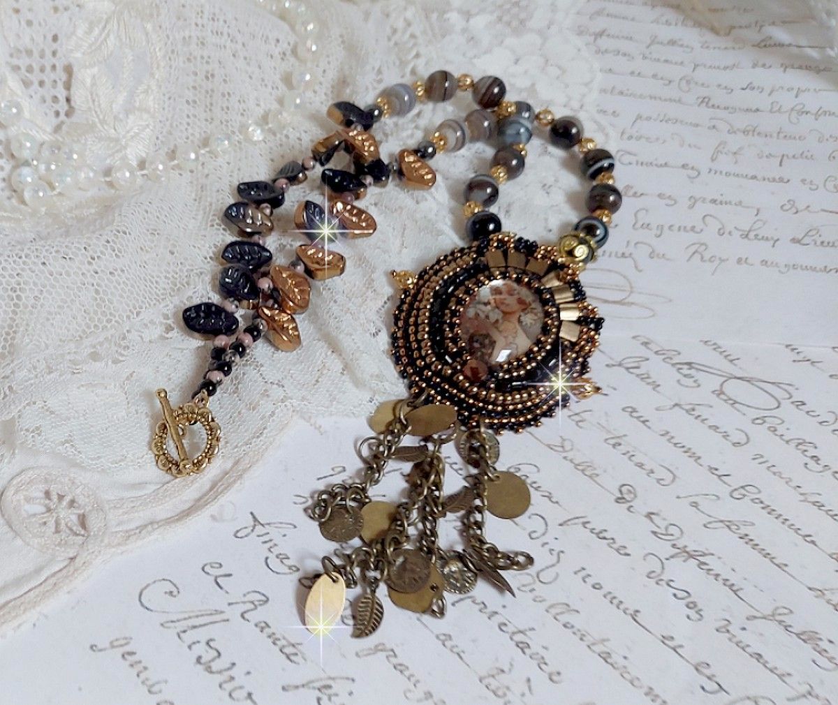 Ketting Aube geborduurd met een camee van een vrouwenportret met bloemen en edelsteenkralen