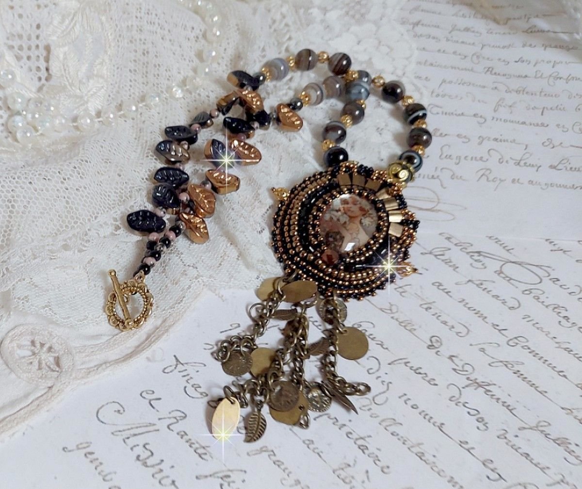 Ketting Aube geborduurd met een camee van een vrouwenportret met bloemen en edelsteenkralen