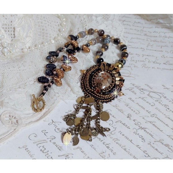 Ketting Aube geborduurd met een camee van een vrouwenportret met bloemen en edelsteenkralen