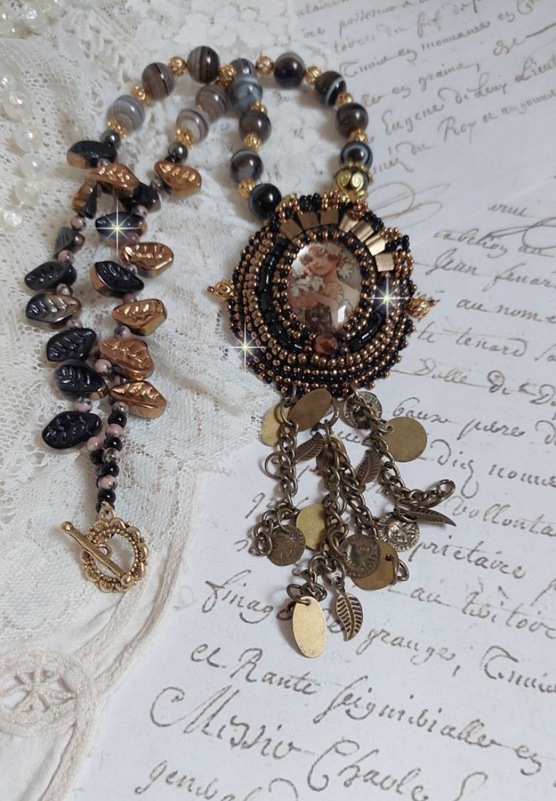Ketting Aube geborduurd met een camee van een vrouwenportret met bloemen en edelsteenkralen