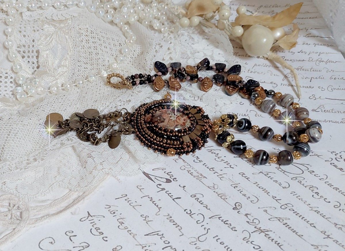 Ketting Aube geborduurd met een camee van een vrouwenportret met bloemen en edelsteenkralen