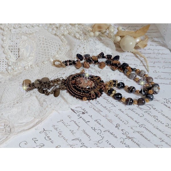 Ketting Aube geborduurd met een camee van een vrouwenportret met bloemen en edelsteenkralen