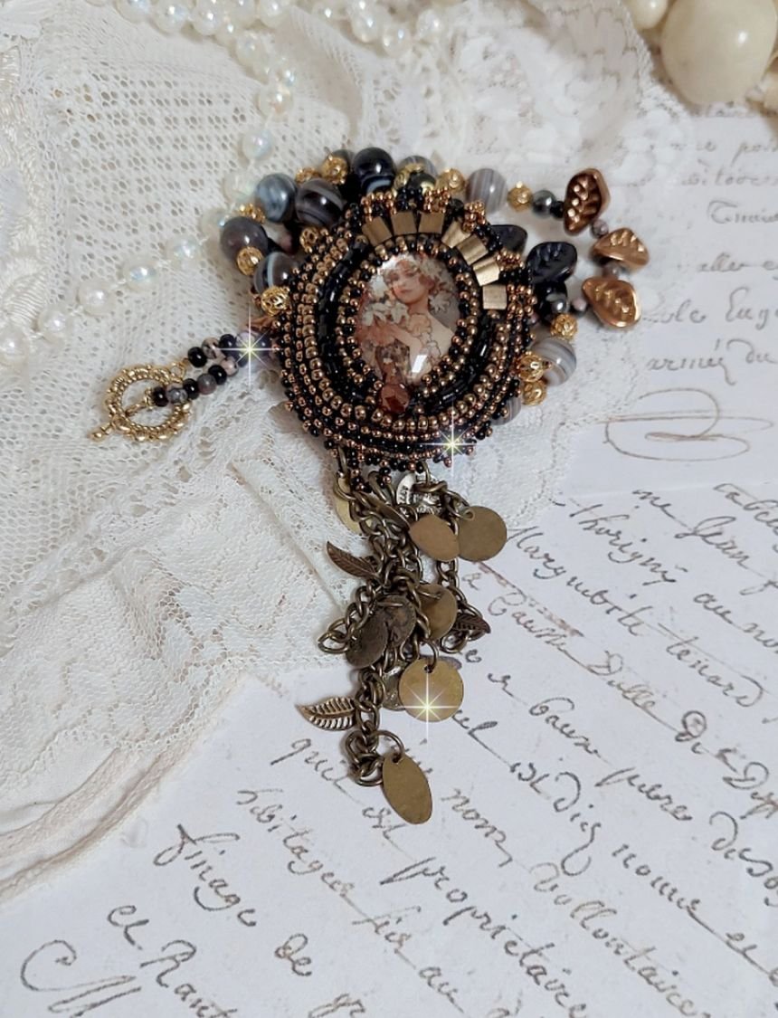 Ketting Aube geborduurd met een camee van een vrouwenportret met bloemen en edelsteenkralen