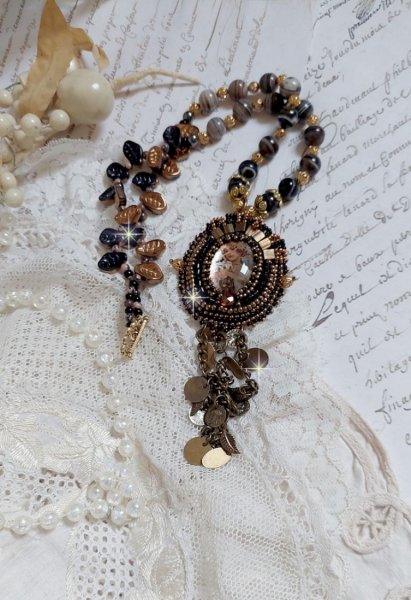 Ketting Aube geborduurd met een camee van een vrouwenportret met bloemen en edelsteenkralen