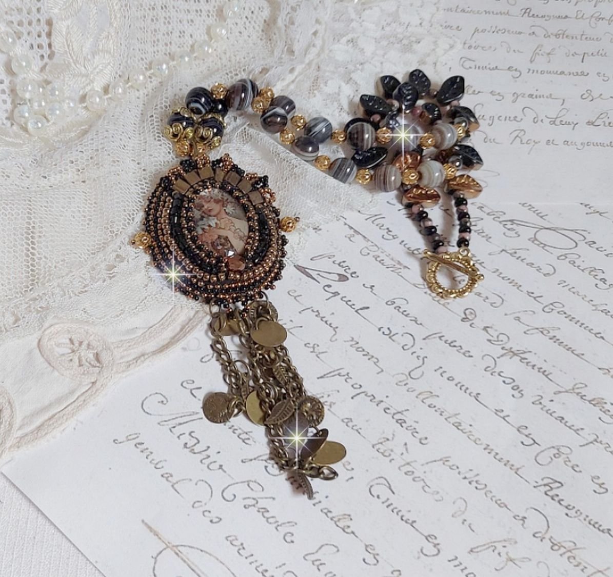 Ketting Aube geborduurd met een camee van een vrouwenportret met bloemen en edelsteenkralen