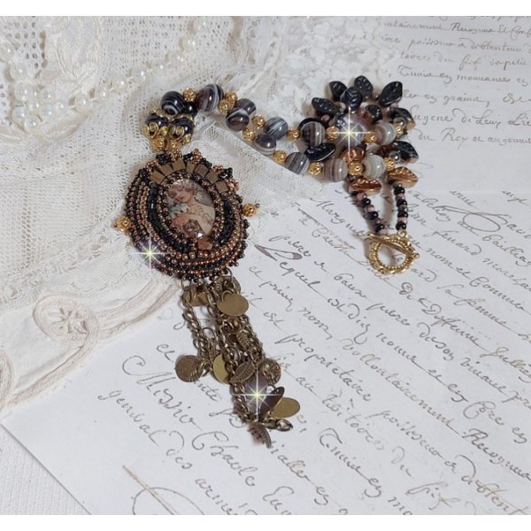 Ketting Aube geborduurd met een camee van een vrouwenportret met bloemen en edelsteenkralen