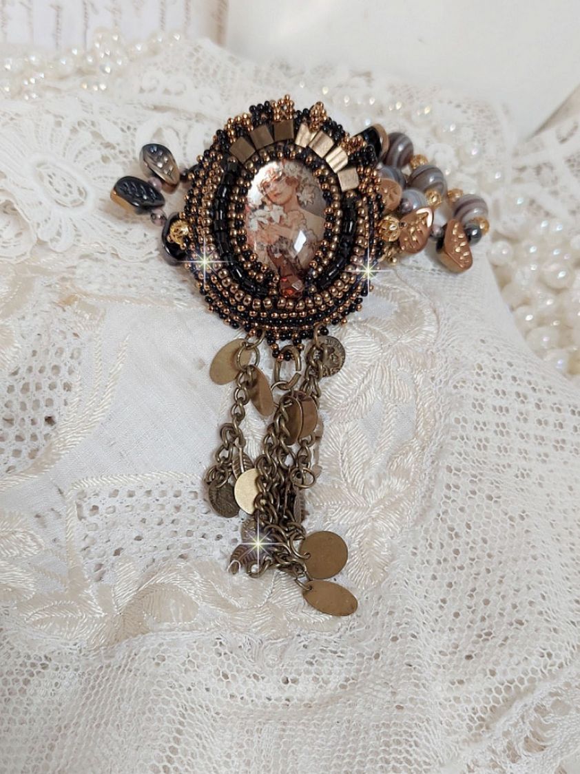 Ketting Aube geborduurd met een camee van een vrouwenportret met bloemen en edelsteenkralen