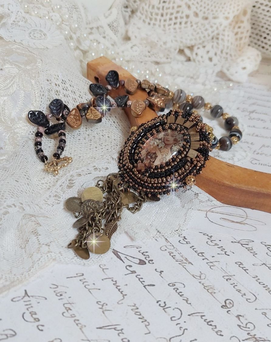 Ketting Aube geborduurd met een camee van een vrouwenportret met bloemen en edelsteenkralen