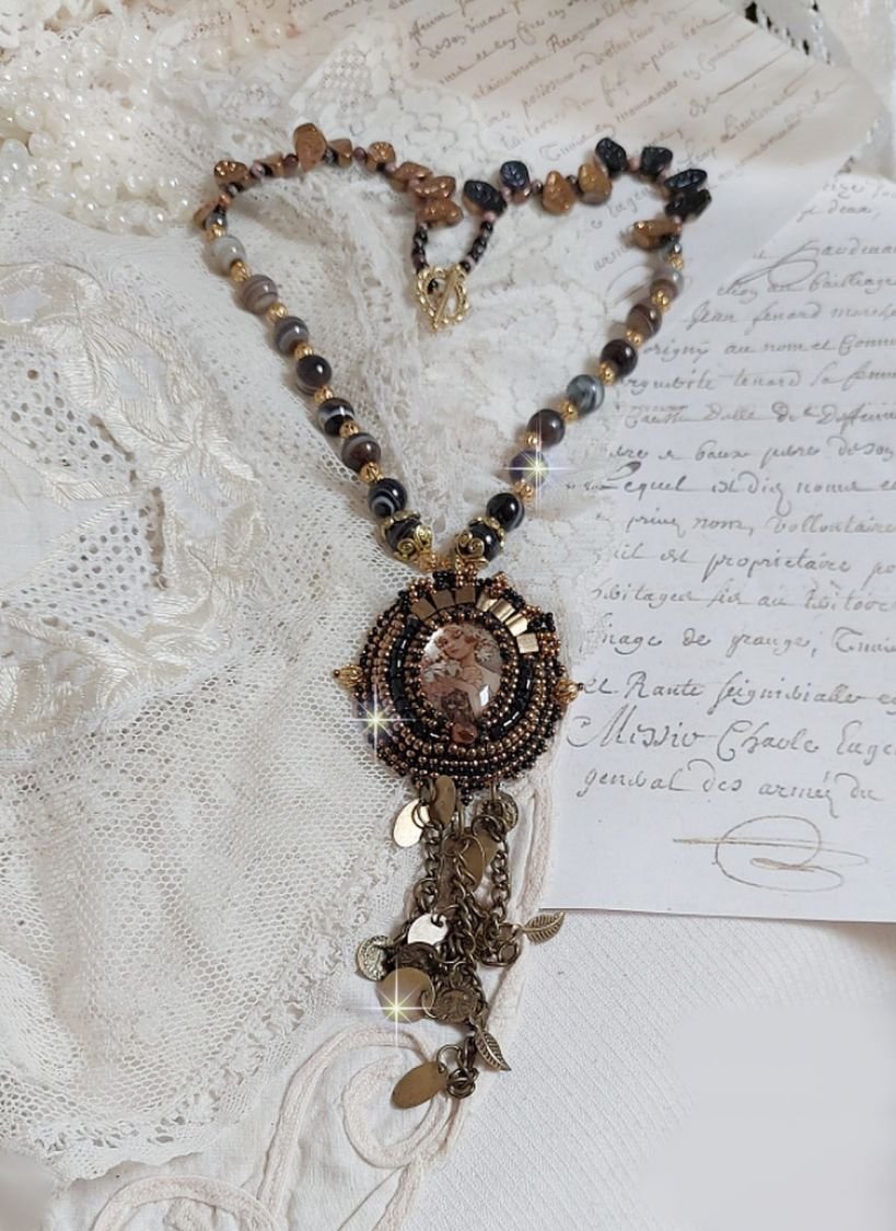 Ketting Aube geborduurd met een camee van een vrouwenportret met bloemen en edelsteenkralen