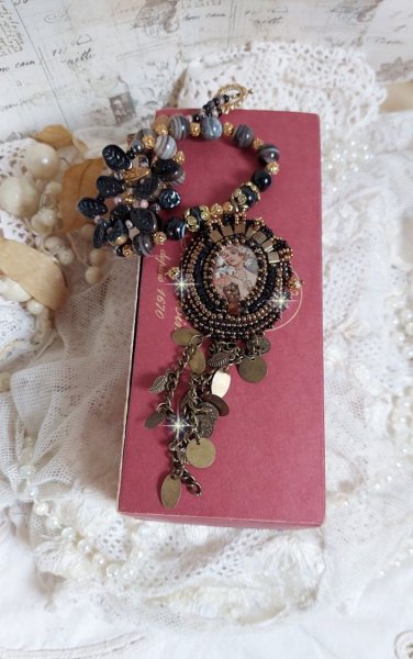 Ketting Aube geborduurd met een camee van een vrouwenportret met bloemen en edelsteenkralen