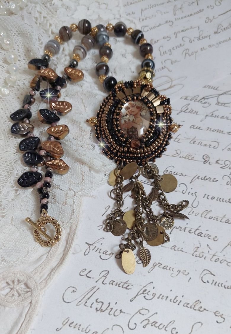 Ketting Aube geborduurd met een camee van een vrouwenportret met bloemen en edelsteenkralen