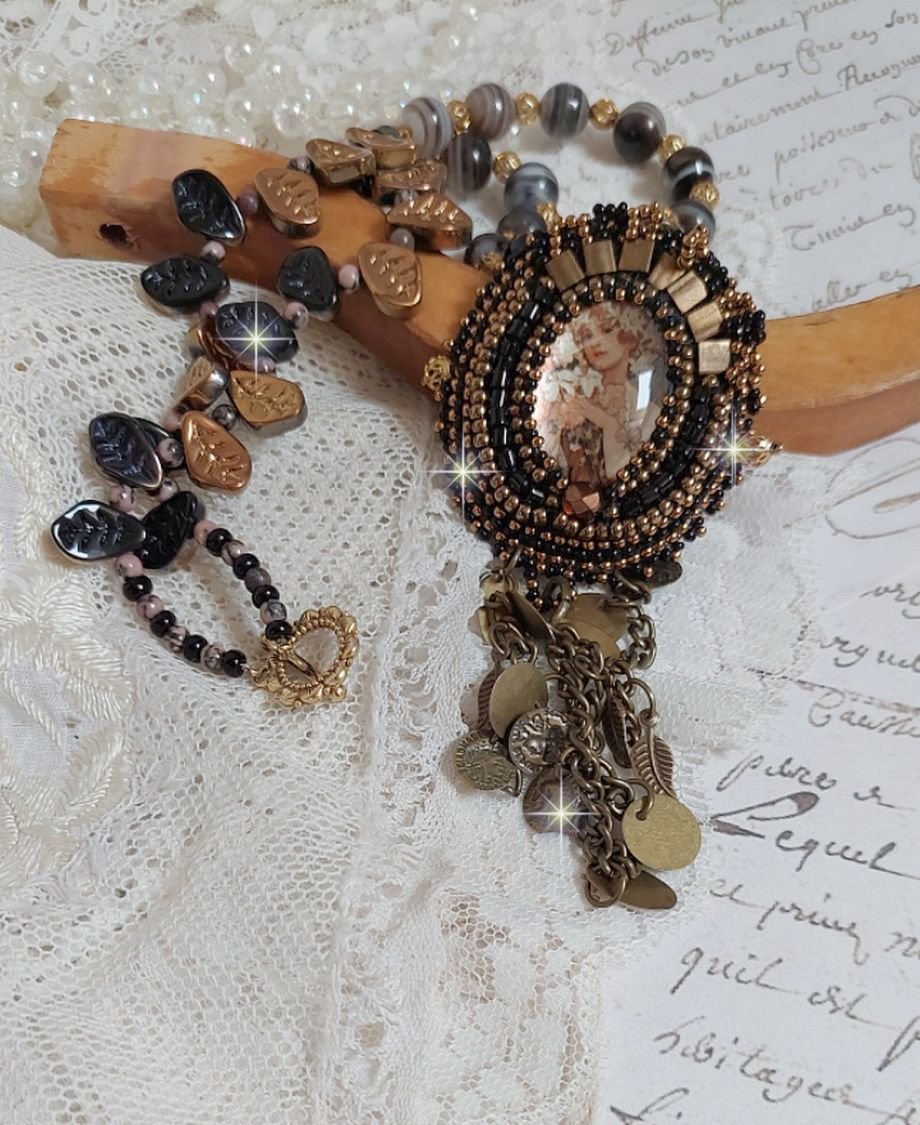 Ketting Aube geborduurd met een camee van een vrouwenportret met bloemen en edelsteenkralen