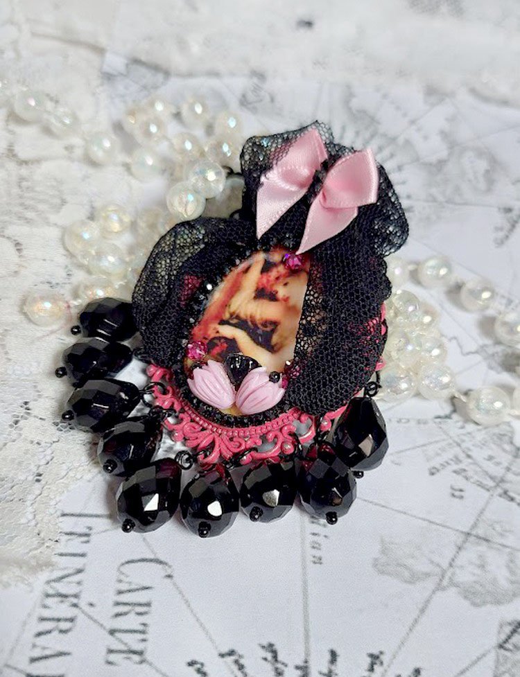 Pendentif Barbara monté avec cabochon résine, pendentif métal, dentelle, fleurs, gouttes verres et perles cristal Swarovski