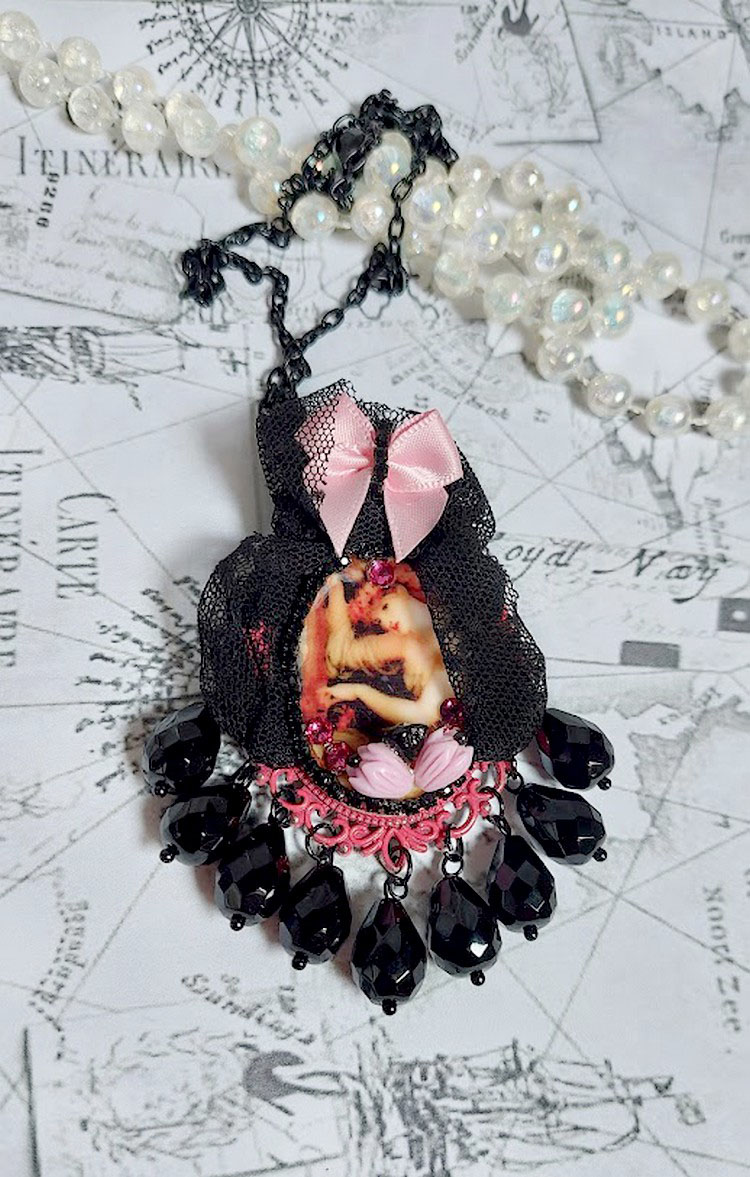 Pendentif Barbara monté avec cabochon résine, pendentif métal, dentelle, fleurs, gouttes verres et perles cristal Swarovski