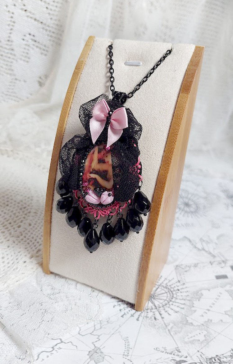 Pendentif Barbara monté avec cabochon résine, pendentif métal, dentelle, fleurs, gouttes verres et perles cristal Swarovski