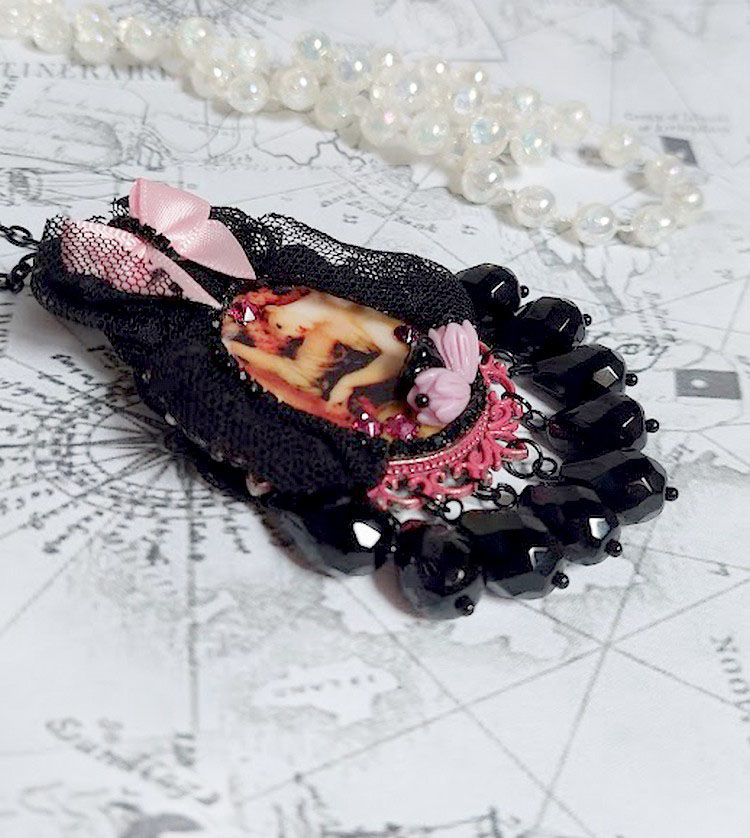 Pendentif Barbara monté avec cabochon résine, pendentif métal, dentelle, fleurs, gouttes verres et perles cristal Swarovski