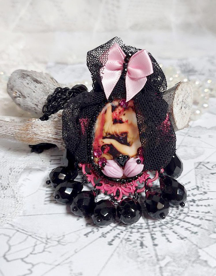 Pendentif Barbara monté avec cabochon résine, pendentif métal, dentelle, fleurs, gouttes verres et perles cristal Swarovski