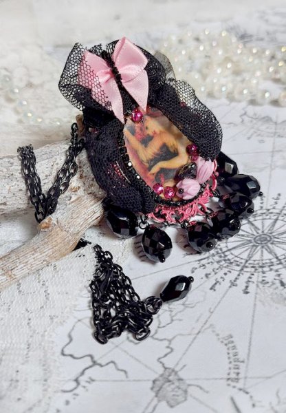 Pendentif Barbara mont&eacute; avec cabochon r&eacute;sine, pendentif m&eacute;tal, dentelle, fleurs, gouttes verres et perles cristal Swarovski