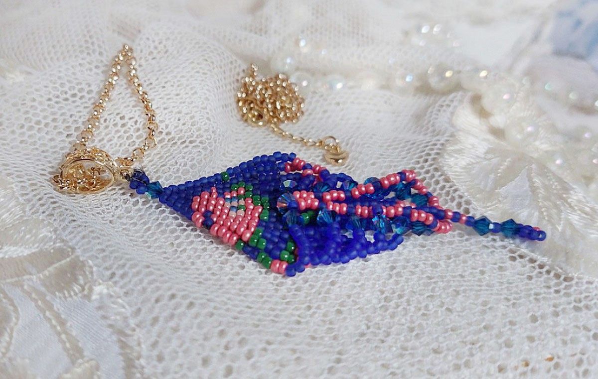 Bel'Nuit Bleue hanger gemaakt met hoogwaardige Japanse rocailles, Swarovski kristallen en vergulde accessoires.