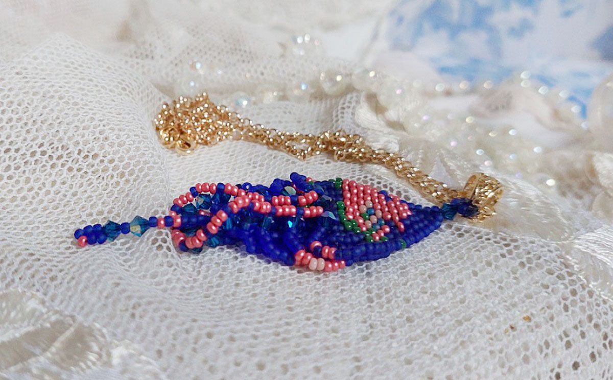 Bel'Nuit Bleue hanger gemaakt met hoogwaardige Japanse rocailles, Swarovski kristallen en vergulde accessoires.