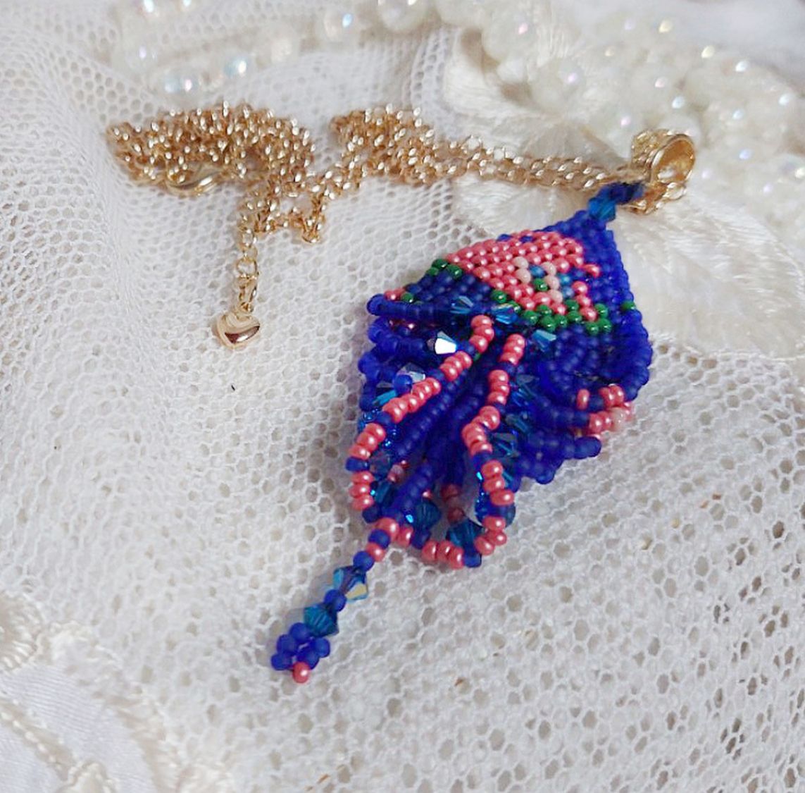 Bel'Nuit Bleue hanger gemaakt met hoogwaardige Japanse rocailles, Swarovski kristallen en vergulde accessoires.