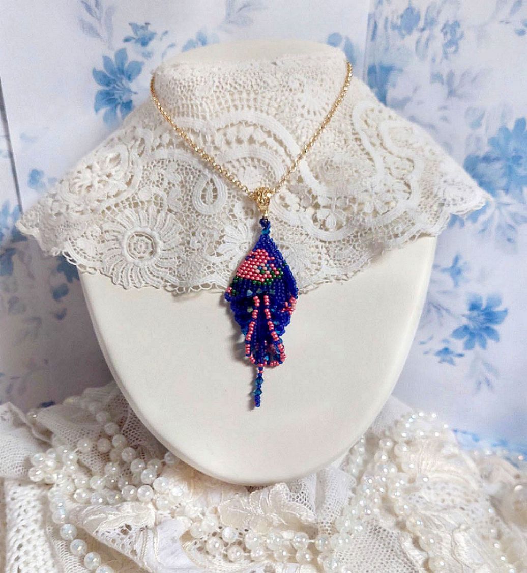 Bel'Nuit Bleue hanger gemaakt met hoogwaardige Japanse rocailles, Swarovski kristallen en vergulde accessoires.