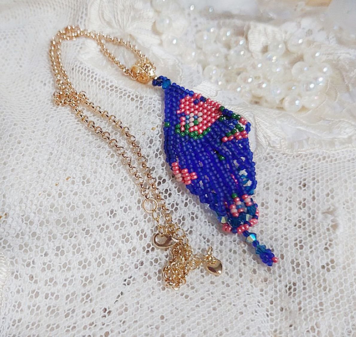 Bel'Nuit Bleue hanger gemaakt met hoogwaardige Japanse rocailles, Swarovski kristallen en vergulde accessoires.