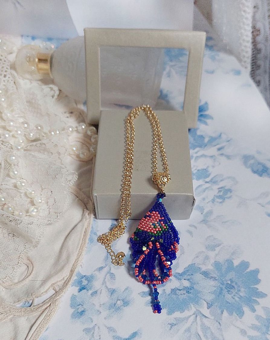 Bel'Nuit Bleue hanger gemaakt met hoogwaardige Japanse rocailles, Swarovski kristallen en vergulde accessoires.
