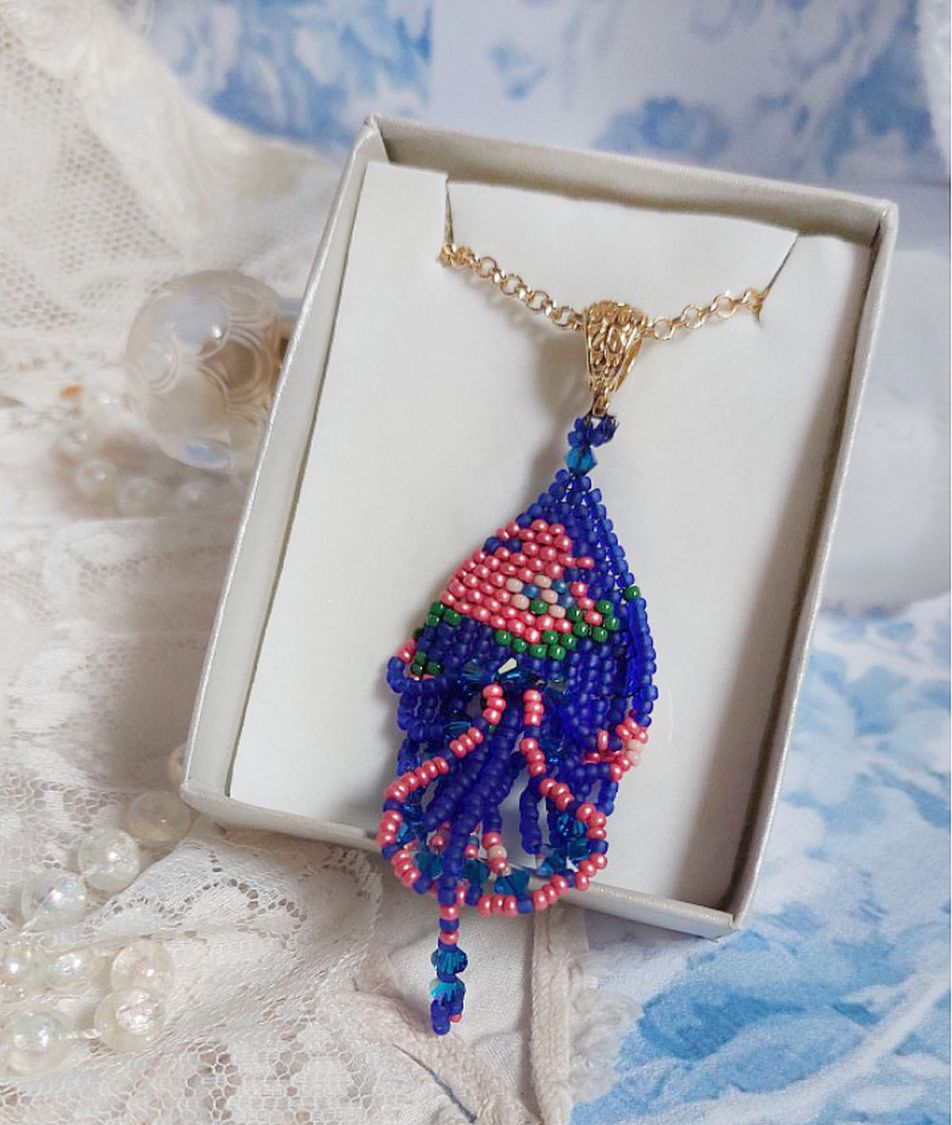 Bel'Nuit Bleue hanger gemaakt met hoogwaardige Japanse rocailles, Swarovski kristallen en vergulde accessoires.