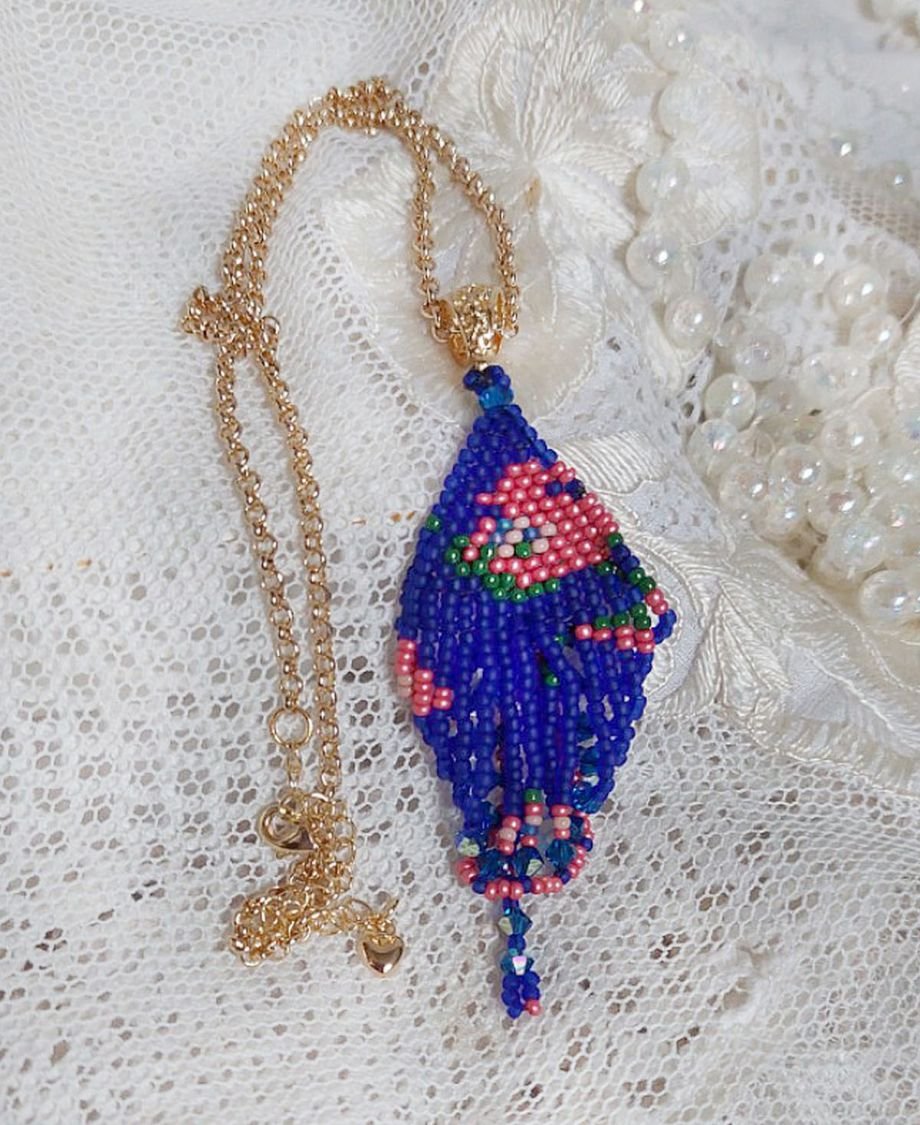 Bel'Nuit Bleue hanger gemaakt met hoogwaardige Japanse rocailles, Swarovski kristallen en vergulde accessoires.