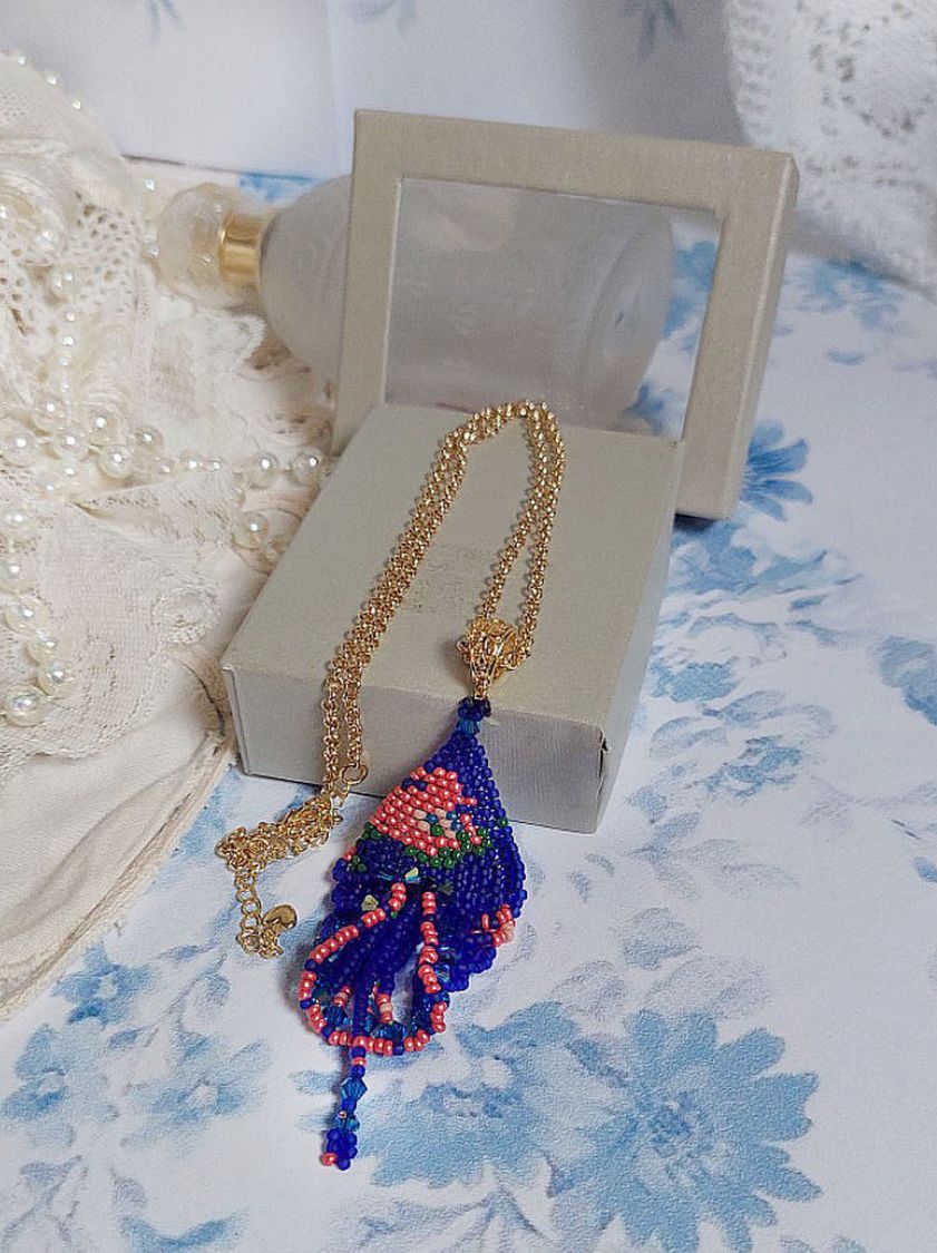 Bel'Nuit Bleue hanger gemaakt met hoogwaardige Japanse rocailles, Swarovski kristallen en vergulde accessoires.