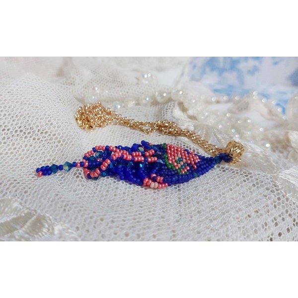 Bel'Nuit Bleue hanger gemaakt met hoogwaardige Japanse rocailles, Swarovski kristallen en vergulde accessoires.