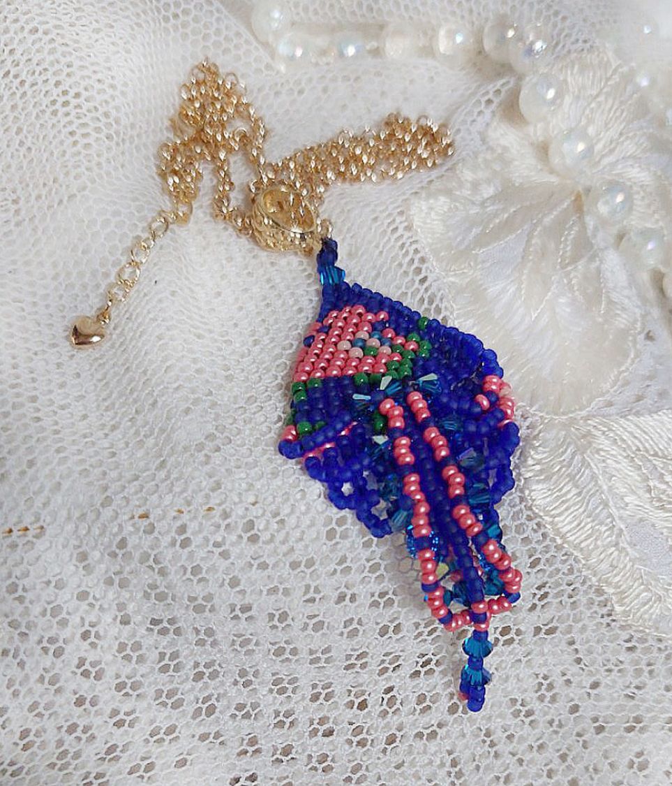 Bel'Nuit Bleue hanger gemaakt met hoogwaardige Japanse rocailles, Swarovski kristallen en vergulde accessoires.